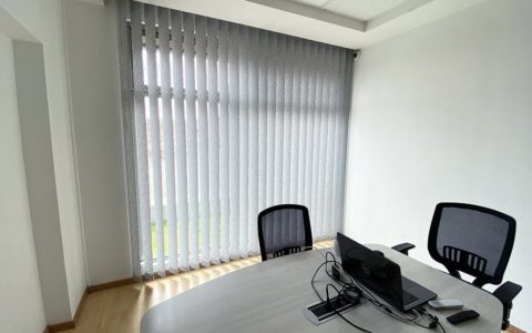 persiana moderna vertical de tela oficina