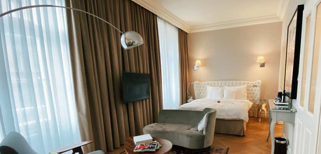 cortinas bonitas y modernas, combinación de cortinas black out