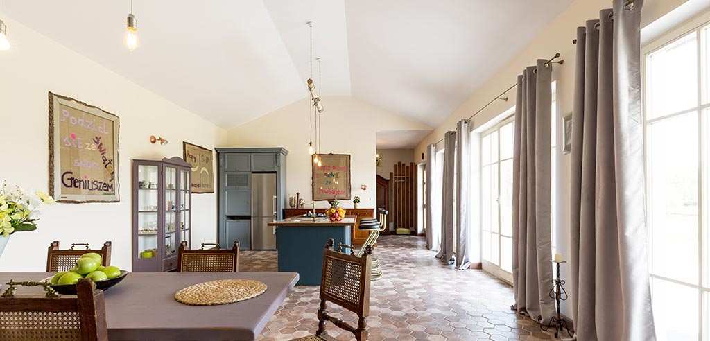 estilo rústico moderno, decoración en tendencia con cortinas