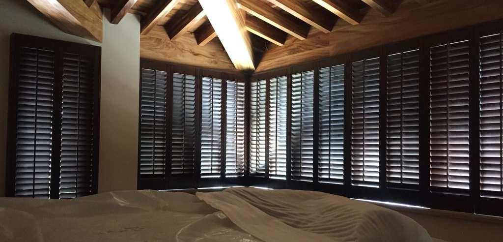 niveles de iluminación con las persianas de madera shutter