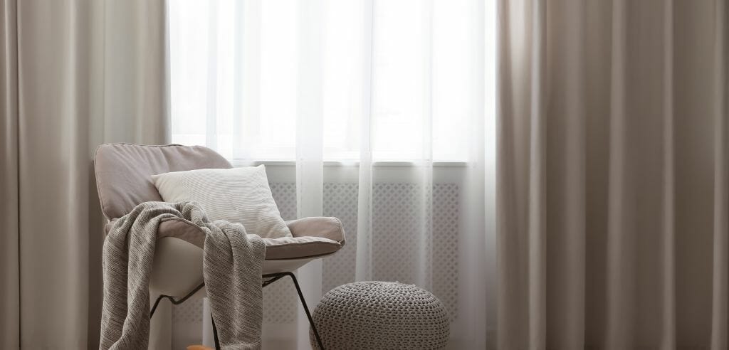 Consejos para combinar el color de cortinas con los accesorios del domitorio