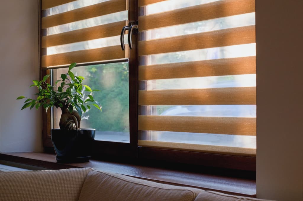 Cortinas venecianas en madera, para dar un toque de elegancia y calidez