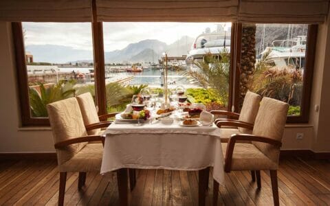 persianas romanas para decorar restaurantes