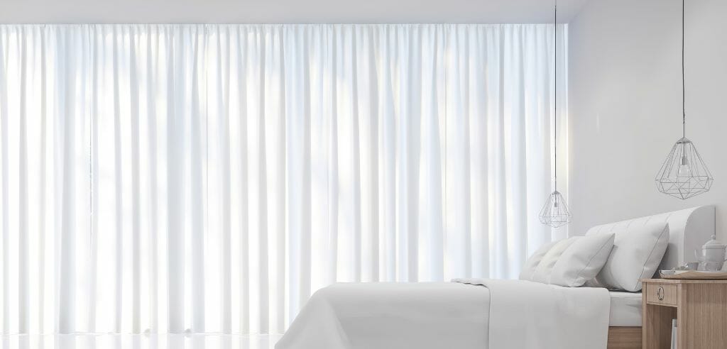 Multiplica la luz en casas pequeñas con cortinas y persianas translúcidas