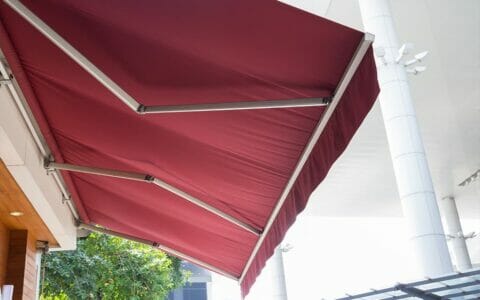 toldo de proyección retráctil
