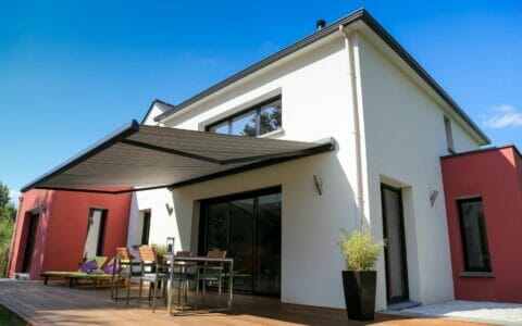 toldo retráctil para patios modernos