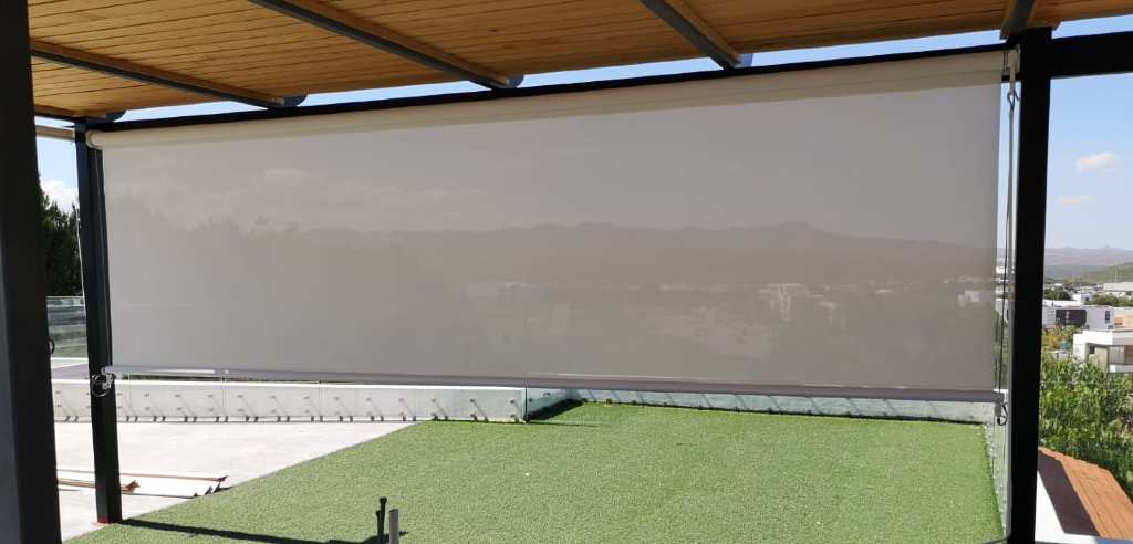 Patios y terrazas frescos con toldos verticales o persianas para exterior