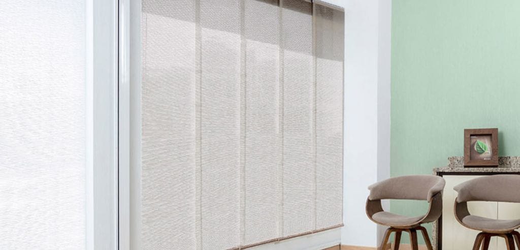 cortinas minimalistas de panel japonés en un suave tono blanco para crear una atmósfera acogedora y serena