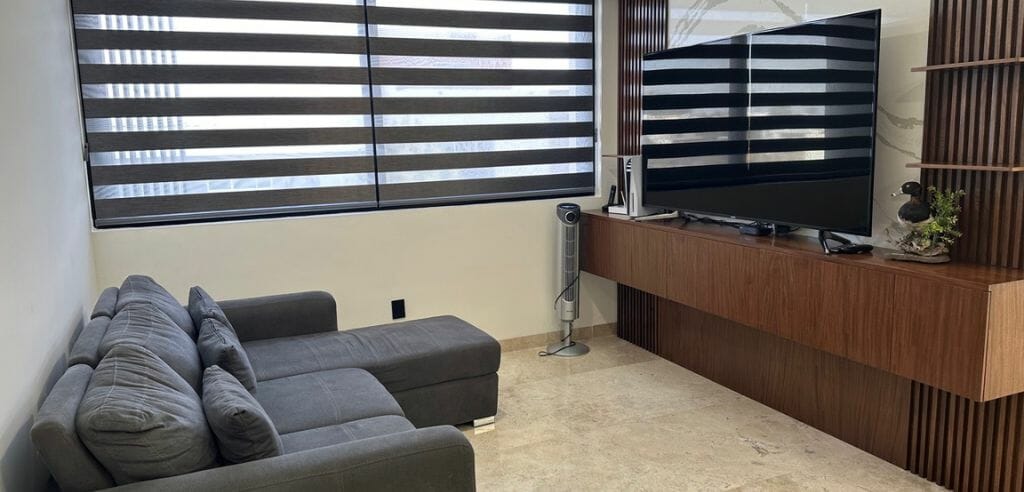 Una sala sofisticada con Persianas Sheer Elegance y distintos estilos decorativos