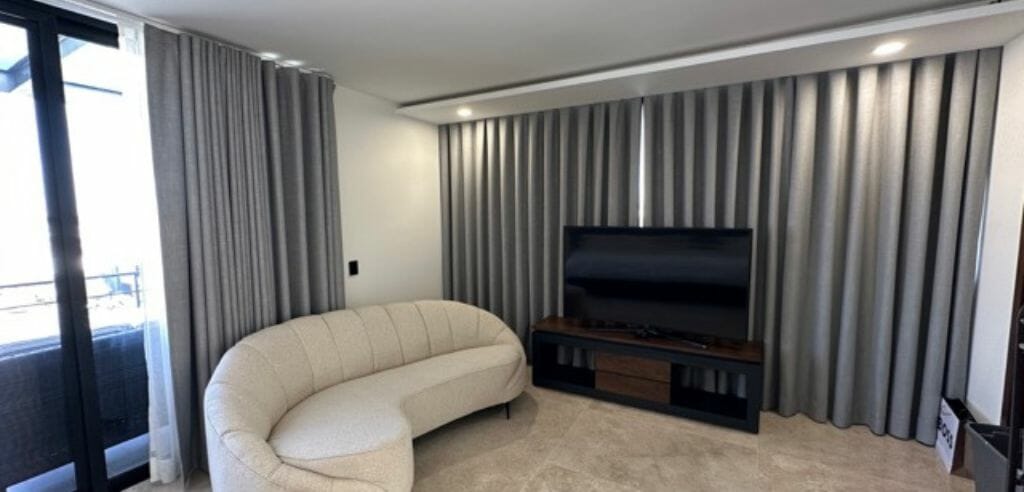 Una sala sofisticada y moderna con cortina Onda perfecta