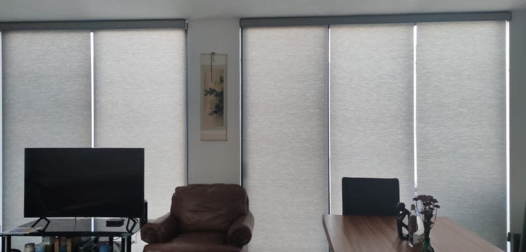 Paneles japoneses grises en una elegante decoración moderna y minimalista