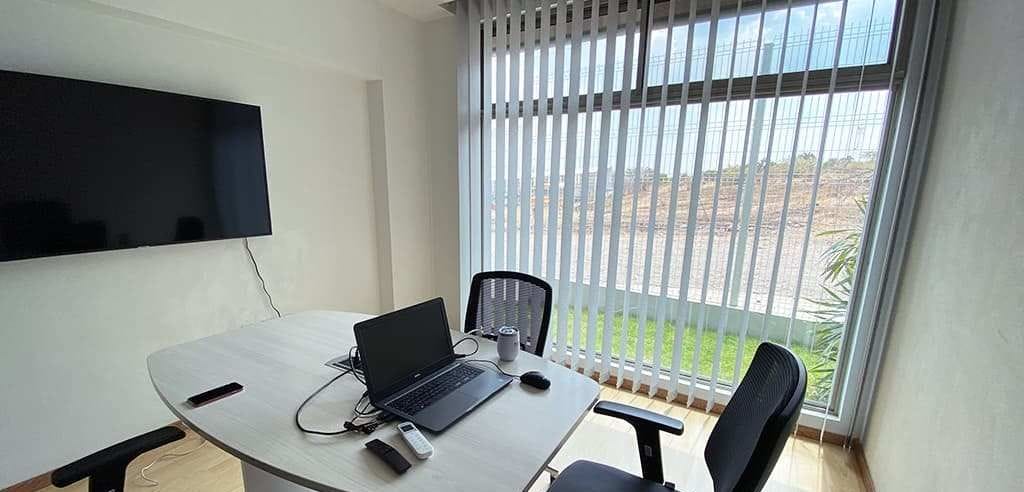 Persianas verticales grises en un entorno de oficina contemporáneo