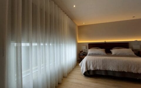 Dormitorios luminosos con cortinas traslúcidas